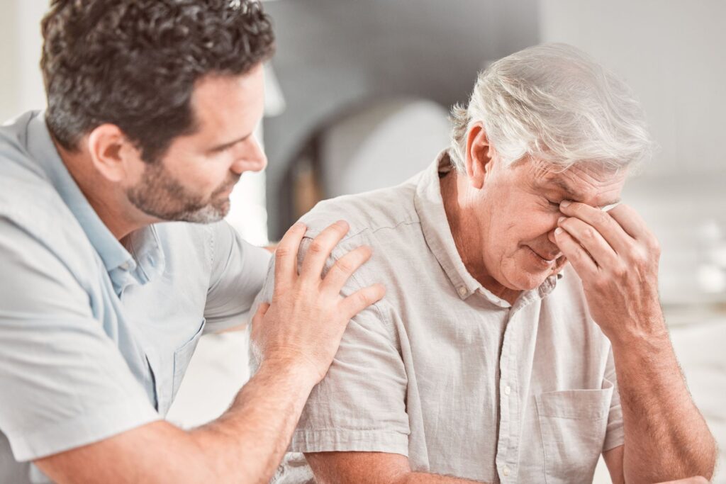 aidant épuisé par un parent avec des troubles du comportement de la DFT